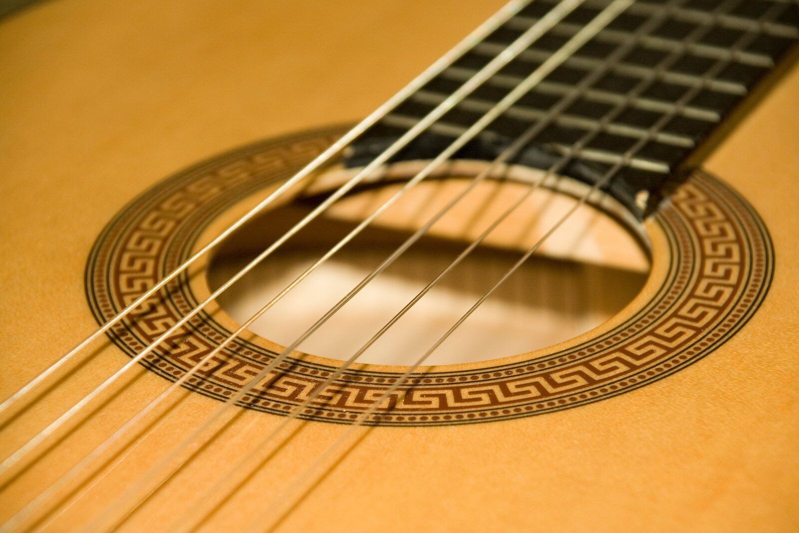 Primer plano del agujero de resonancia de una guitarra