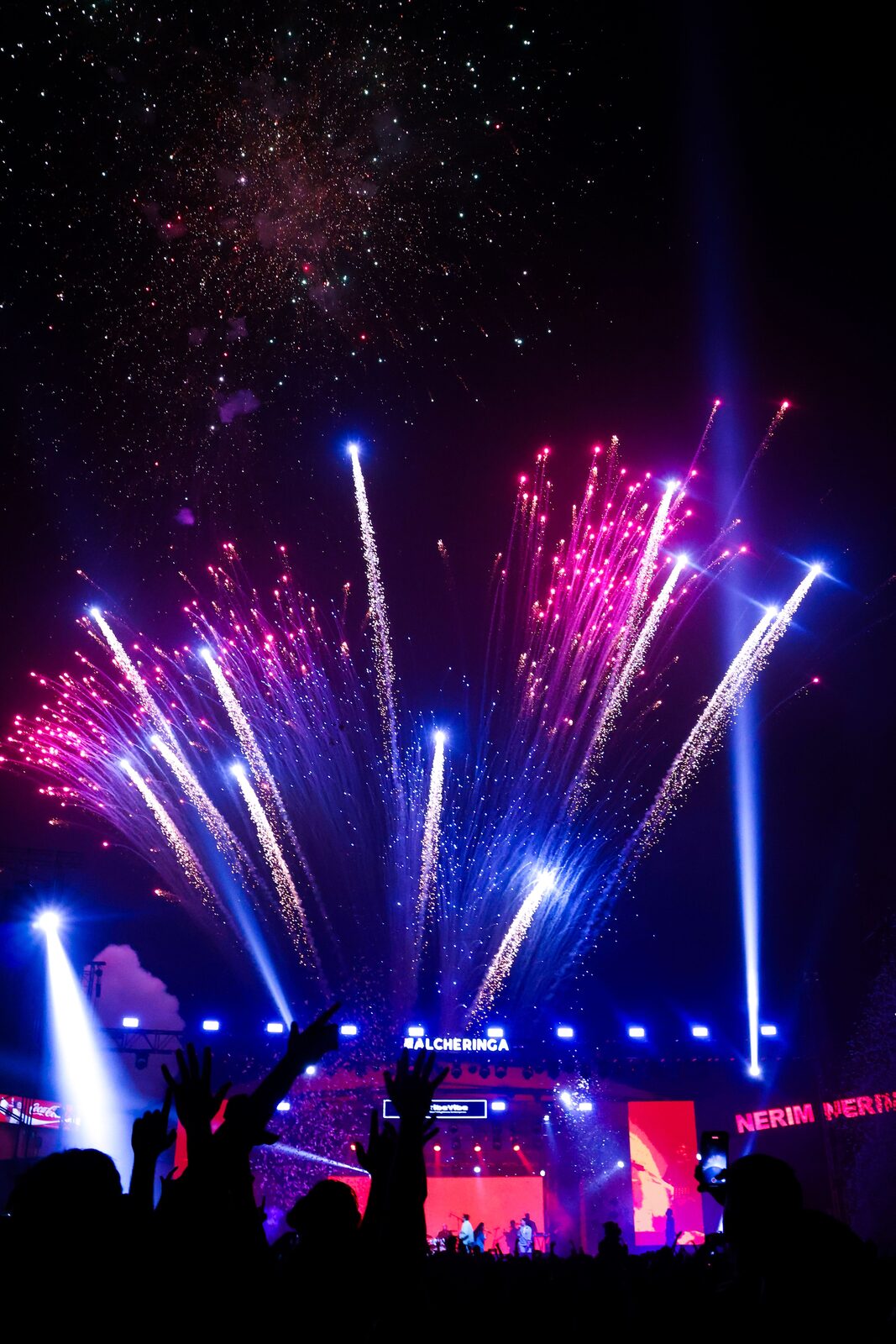 Luces y fuegos artificiales de un concierto masivo