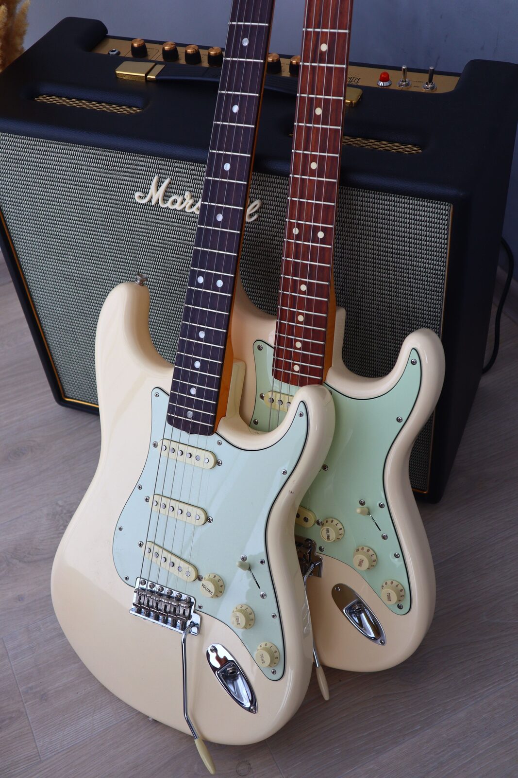 Guitarras electricas y amplificador Marshall